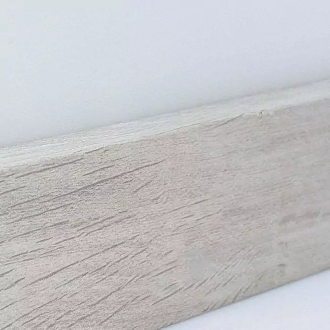 Плинтус напольный  Дуб Дилайт 67213 (10-100-00302)